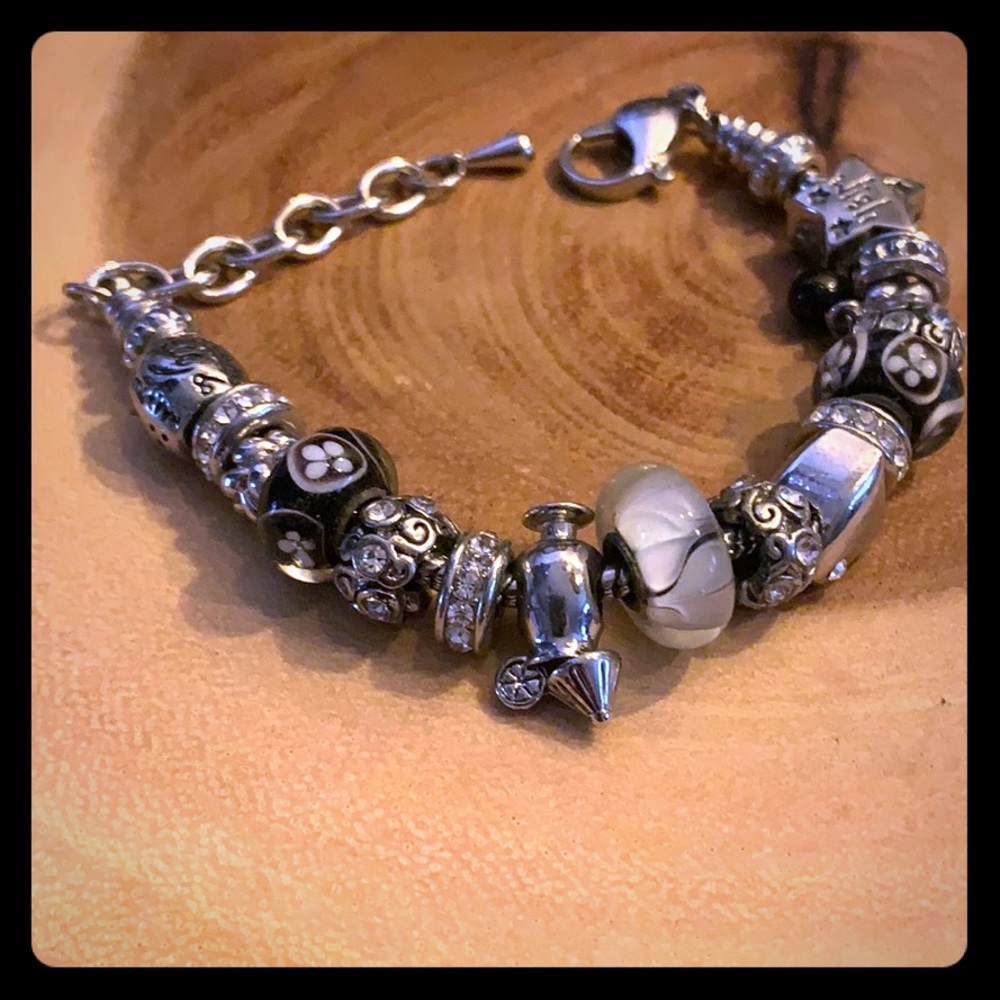 Stunning charm bracelet! Very attractive 🤩